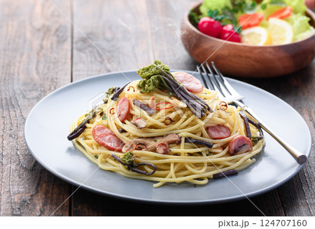 春の味覚 蕨のペペロンチーノ 春の味覚 蕨のペペロンチーノ 124707160