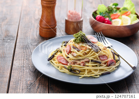 わらび入り春のペペロンチーノパスタ 和洋折衷のヘルシーランチ 124707161