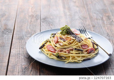 わらび入り春のペペロンチーノパスタ 和洋折衷のヘルシーランチ 124707163