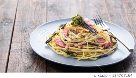 わらび入り春のペペロンチーノパスタ 和洋折衷のヘルシーランチ わらび入り春のペペロンチーノパスタ 和洋折衷のヘルシーランチ 124707164