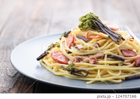 わらび入り春のペペロンチーノパスタ 和洋折衷のヘルシーランチ わらび入り春のペペロンチーノパスタ 和洋折衷のヘルシーランチ 124707166