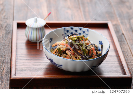 春の贅沢 蕨とこんにゃくの煮物 ( 常備菜 ) 春の贅沢 蕨とこんにゃくの煮物 ( 常備菜 ) 124707299