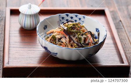 春の贅沢　蕨とこんにゃくの煮物 （ 常備菜 ） 124707300