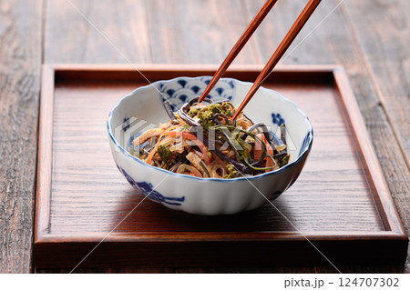 春の贅沢 蕨とこんにゃくの煮物 ( 常備菜 ) 春の贅沢 蕨とこんにゃくの煮物 ( 常備菜 ) 124707302