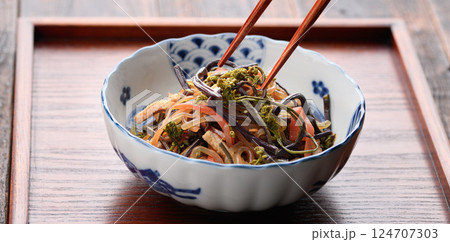 春の贅沢　蕨とこんにゃくの煮物 （ 常備菜 ） 124707303