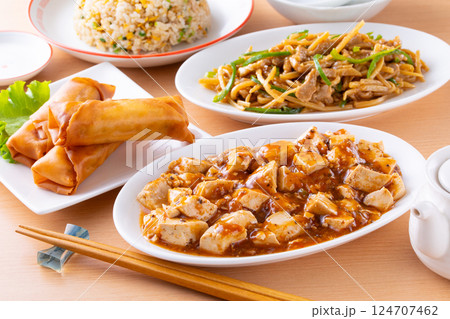 中華料理店で麻婆豆腐や青椒肉絲を食べる 124707462