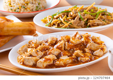 中華料理店で麻婆豆腐や青椒肉絲を食べる 124707464