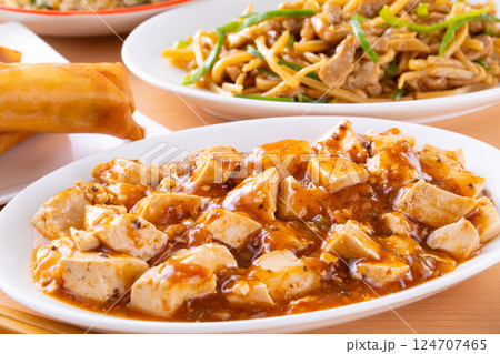 中華料理店で麻婆豆腐や青椒肉絲を食べる 中華料理店で麻婆豆腐や青椒肉絲を食べる 124707465