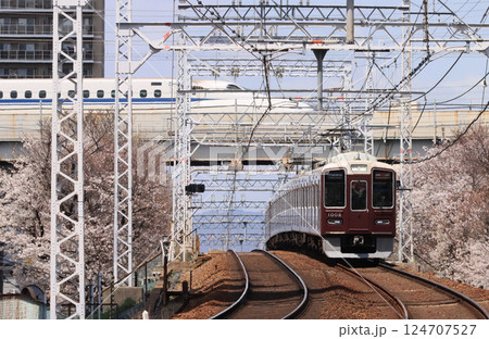 阪急電車1000系が十三駅付近で新幹線と交差 阪急電車1000系が十三駅付近で新幹線と交差 124707527