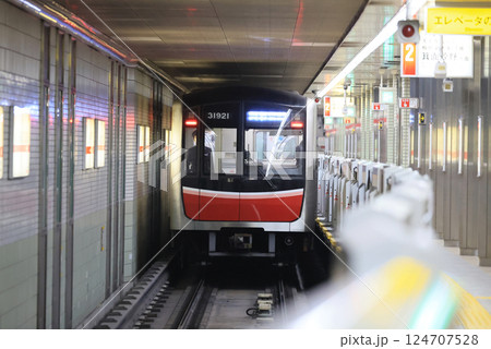 大阪メトロ　御堂筋線なかもず駅の30000系電車 124707528
