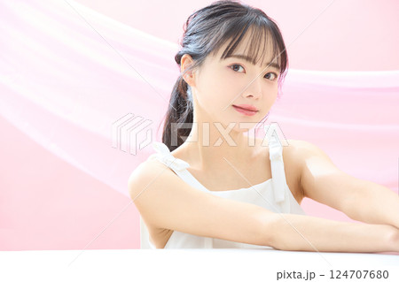 ピンク背景で撮影をした若い女性の爽やかな美容イメージ ピンク背景で撮影をした若い女性の爽やかな美容イメージ 124707680
