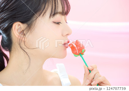 ピンク背景で撮影をした若い女性の爽やかな美容イメージ 124707739