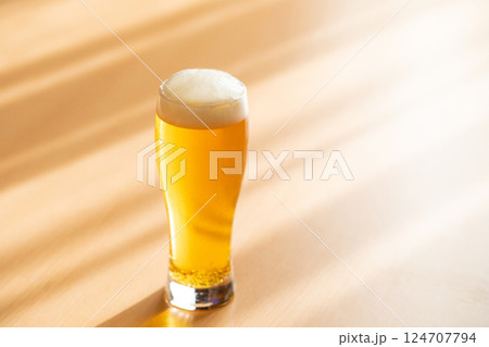 休日の午後ビールを楽しむ 休日の午後ビールを楽しむ 124707794