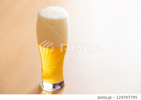 休日の午後ビールを楽しむ 124707795