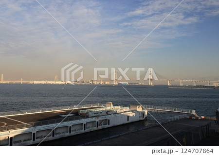 遠くに横浜ベイブリッジを望む風景 遠くに横浜ベイブリッジを望む風景 124707864