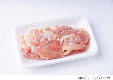生の若鶏もも肉 生の若鶏もも肉 124707879
