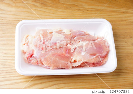 生の若鶏もも肉 124707882
