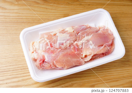生の若鶏もも肉 生の若鶏もも肉 124707883