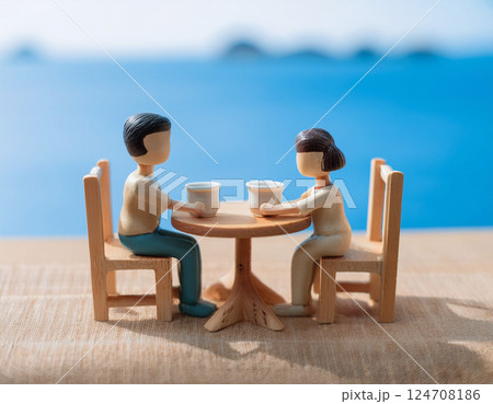 海の見えるカフェでくつろぐ人たちのミニチュア 海の見えるカフェでくつろぐ人たちのミニチュア 124708186