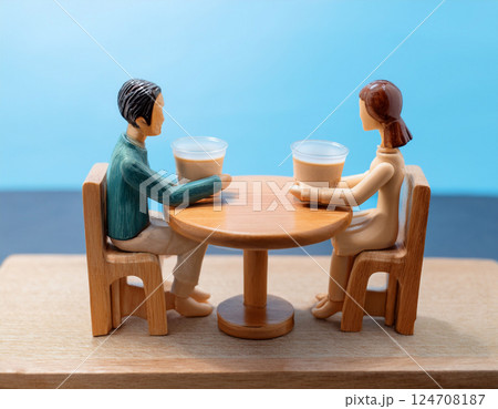 海の見えるカフェでくつろぐ人たちのミニチュア 海の見えるカフェでくつろぐ人たちのミニチュア 124708187