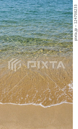 美しい砂浜と透明な海 124708233
