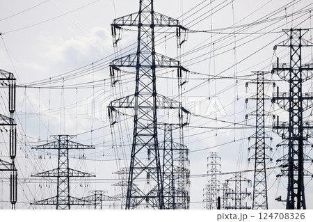 工業地帯に設置されている高圧電線の送電塔 124708326