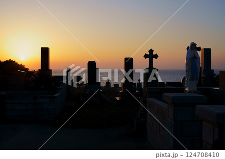 夕照のカトリック墓碑 124708410
