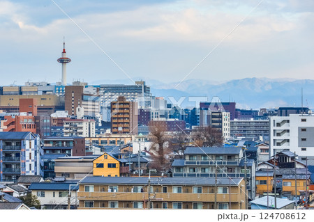 山並みと京都タワーを見る朝の京都市街地 山並みと京都タワーを見る朝の京都市街地 124708612