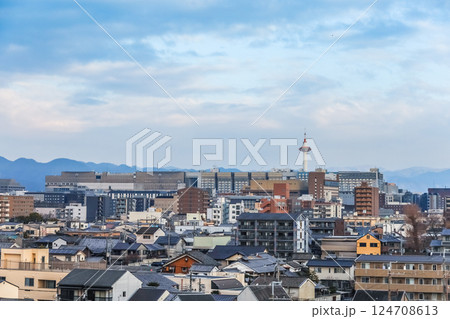京都タワーを見る朝の京都市街地 124708613