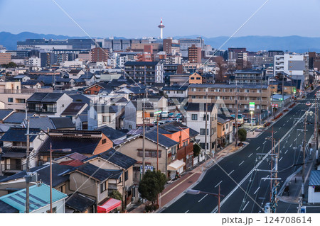 京都タワーを見る朝の京都市街地 124708614