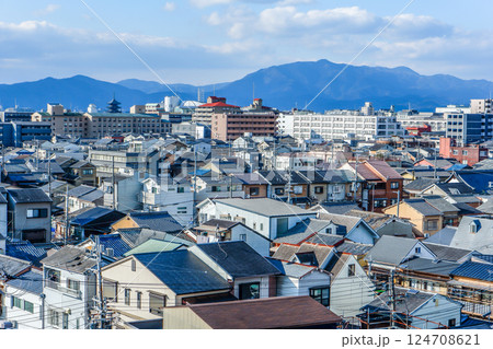 山並みと遠くに東寺五重塔を見る京都市街地 124708621