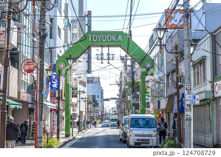 横浜の都市風景　鶴見駅　豊岡通り 124708729