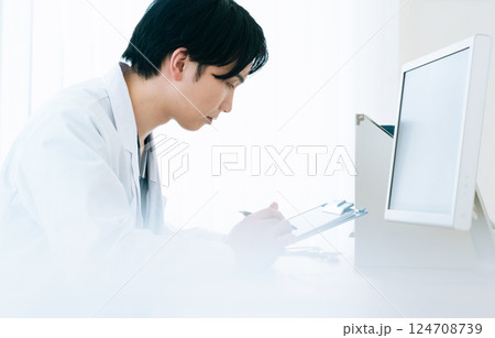 パソコン操作をする若い医師 パソコン操作をする若い医師 124708739
