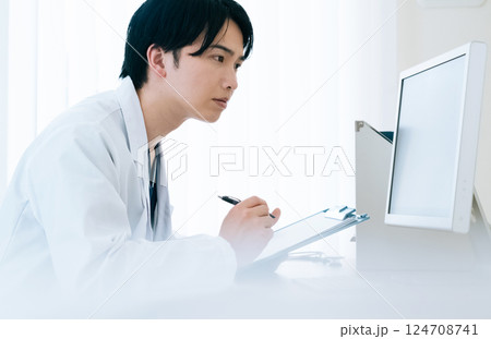 パソコン操作をする若い医師 124708741