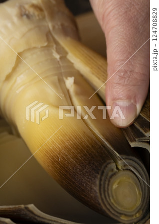 茹でた筍を刺身にする 茹でた筍を刺身にする 124708829