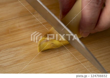 茹でた筍を刺身にする 124708832