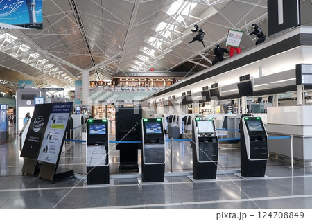 手荷物タグ発行機の並んだチェックインカウンター 手荷物タグ発行機の並んだチェックインカウンター 124708849