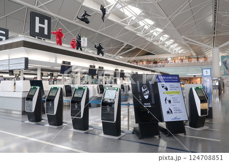 手荷物タグ発行機の並んだチェックインカウンター 124708851