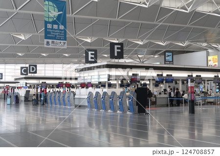 手荷物タグ発行機の並んだチェックインカウンター 124708857