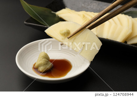 筍の刺身を箸で持ち上げる 124708944