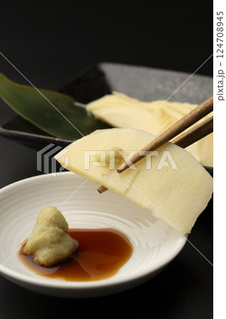 筍の刺身を箸で持ち上げる 124708945