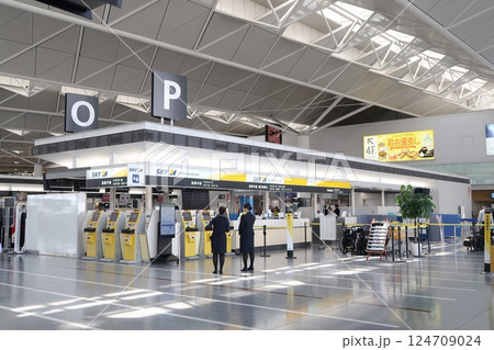 中部国際空港出発ロビー国内線チェックインカウンター 124709024