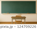黒板の前に置かれた机とイス 124709226