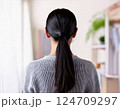 ポニーテールの女性の後ろ姿 124709297