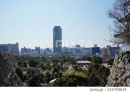 兵庫 明石 明石城 二ノ丸(巽櫓横)から見た明石公園(三ノ丸)と明石駅(晩春) 兵庫 明石 明石城 二ノ丸(巽櫓横)から見た明石公園(三ノ丸)と明石駅(晩春) 124709635