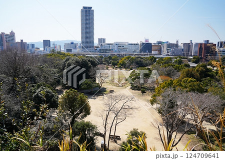 兵庫 明石 明石城東ノ丸から見た東芝生広場と明石駅(晩春) 兵庫 明石 明石城東ノ丸から見た東芝生広場と明石駅(晩春) 124709641
