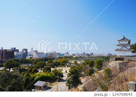 兵庫 明石 明石城東ノ丸から見た巽櫓と明石公園(三ノ丸)、市街地(西方向、晩春) 兵庫 明石 明石城東ノ丸から見た巽櫓と明石公園(三ノ丸)、市街地(西方向、晩春) 124709643