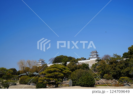 兵庫 明石 明石城のひぐらし池と巽櫓・坤櫓（南東方向から、晩春） 124709649