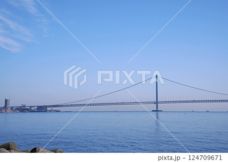 兵庫 明石 大蔵海岸公園から見た明石海峡大橋と舞子(東方向、晩春) 兵庫 明石 大蔵海岸公園から見た明石海峡大橋と舞子(東方向、晩春) 124709671