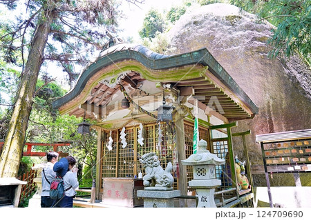 大阪　交野市　磐船神社の拝殿と舟形巨岩（正面、夏 124709690